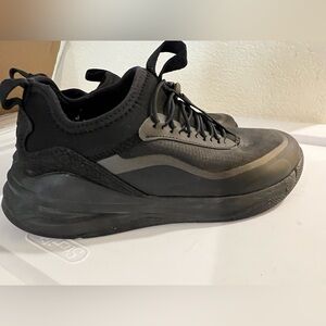 Cloves pre-owned black shoes. Good condition. Size 6.5.